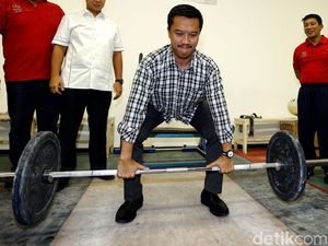 Begini Gaya Menpora Saat Angkat Barbel