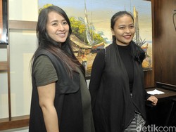 Chua Kotak Siap Melahirkan, Seniman Bulgaria Jalan di Atas Air