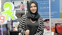 Ratna Galih Tampil Serba Hitam