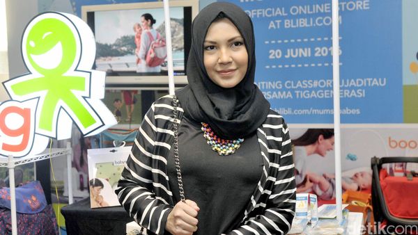 Ratna Galih Tampil Serba Hitam