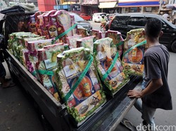 Menteri Yuddy Pasang Stiker Tolak Parsel Lebaran di Rumahnya