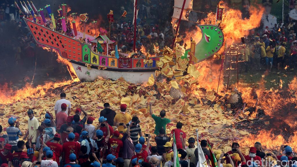 Ribuan Orang Ikuti Ritual Bakar Tongkang Ribuan Orang Ikuti Ritual Bakar Tongkang