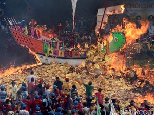 Bakar Tongkang, Puja Dewa Ki Hu Ong Ya