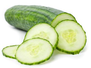 Hilangkan Lingkaran Hitam dan Kantung Mata dengan 7 Bahan Alami Ini