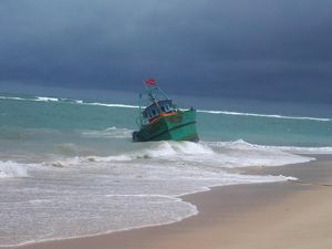 Tumpahan Batu Bara di Pantai Lhoknga Aceh Belum Tuntas Dibersihkan Tumpahan Batu Bara di Pantai Lhoknga Aceh Belum Tuntas Dibersihkan
