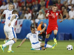 Diredam Slovakia, Inggris Tetap Lolos