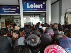 Tak Kebagian Tiket, Ratusan Calon Penumpang Ngelurug Kantor Syahbandar