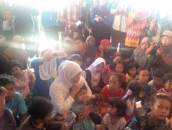 Mensos dan Kak Seto Hibur Anak-anak Pengungsi Korban Longsor di Purworejo
