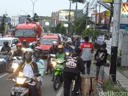 Komunitas Suzuki Thunder Bagi-bagi Takjil di Ciputat