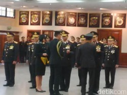 Kapolri Jenderal Badrodin Beri Tanda Jasa Bhayangkara Pratama ke 13 Pati Polri