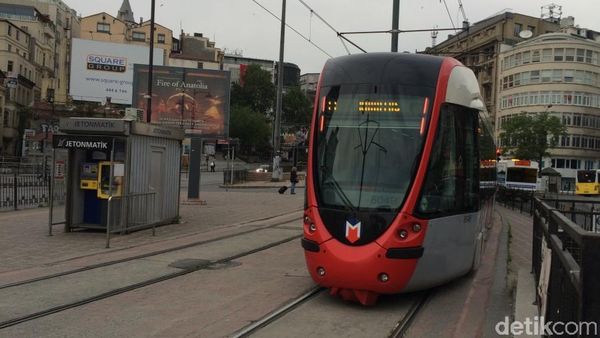 Pengalaman Naik Kereta Metro & Trem Tertua Kedua di Dunia