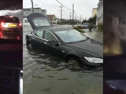 Lihat, Mobil Listrik Bisa Berenang di Jalanan Banjir
