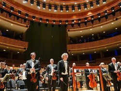 Video Konduktor Terkenal Hongaria Divaksinasi saat Pimpin Orkestra