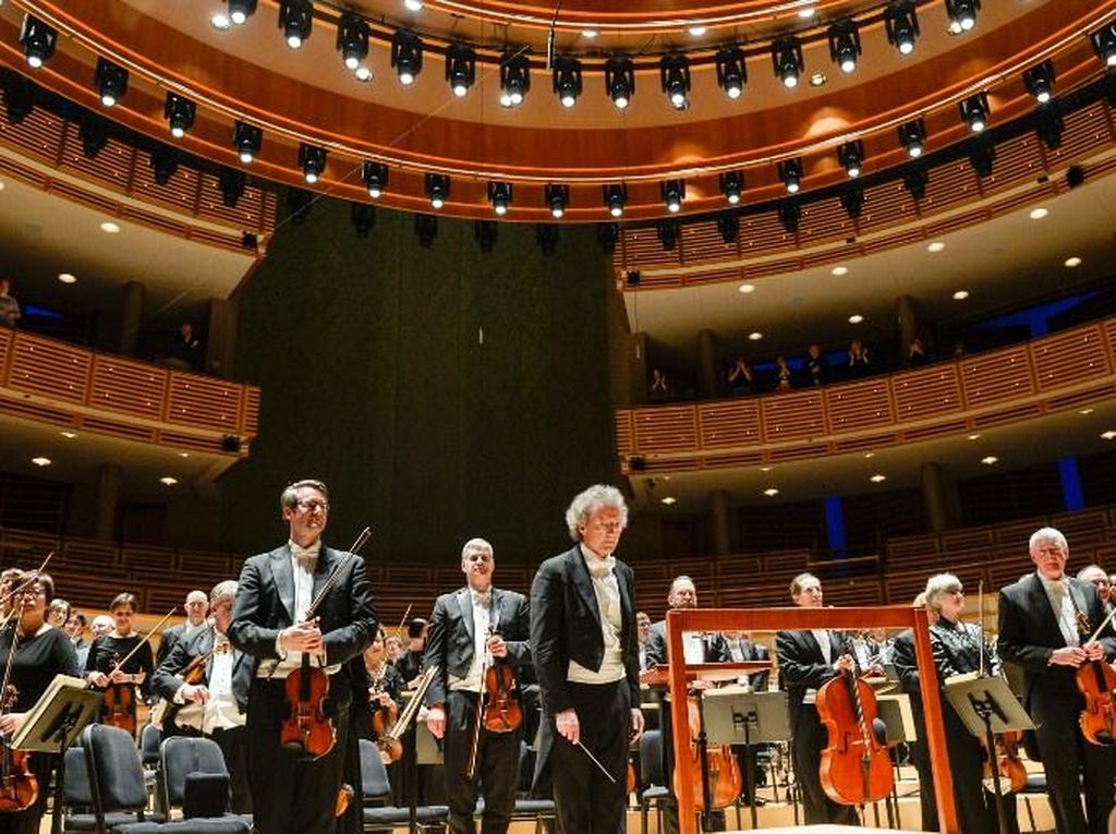 Grup Orkestra Bela-belain Tonton Hongaria di Tengah Opera Grup Orkestra Bela-belain Tonton Hongaria di Tengah Opera