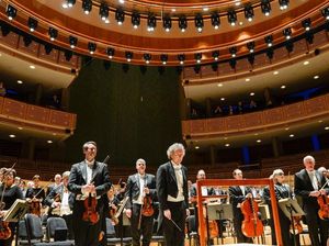 Grup Orkestra Bela-belain Tonton Hongaria di Tengah Opera Grup Orkestra Bela-belain Tonton Hongaria di Tengah Opera