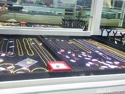 Dua Pekan Jelang Lebaran, Masyarakat Ramai Jual Emas