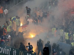 Suporter Selundupkan Suar... di Bokongnya