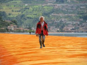 Mengenang Seniman Fenomenal Christo yang Berjalan di Atas Air