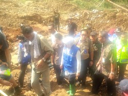 Mensos Khofifah Dibonceng Motor Polwan ke 3 Titik Longsor di Purworejo