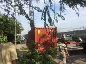 Kecelakaan Kontainer Terguling di Jl RE Martadinata karena Sopir Mengantuk