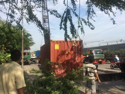 Kontainer di Jl Martadinata Dipinggirkan, Diberlakukan Contraflow ke Arah Priok