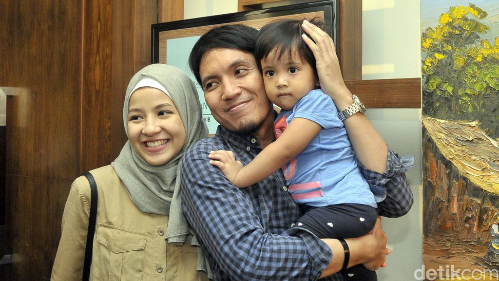 Natasha Rizki dan Desta Siap Sambut Anak Kedua Natasha Rizki dan Desta Siap Sambut Anak Kedua