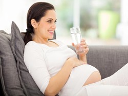 Mengapa Wanita Hamil Harus Minum Banyak Air Putih?