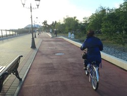 Begini Asyiknya Bersepeda di Tepi Laut Hitam