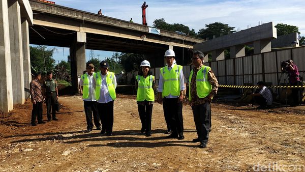 Jokowi Tinjau Proyek Tol Bocimi dan Peternakan Sapi