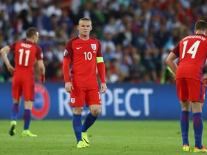 Menyandang Ban Kapten atau Tidak, Rooney Bertahan di Timnas Inggris