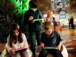 Tergoda Memainkan Gadget Saat Kumpul Keluarga? Ini Saran Psikolog