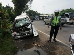 Panther Tabrak Truk Tronton di Jombang, Empat Orang Luka