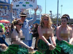 Gadis Seksi Ramaikan Parade Duyung di New York, AS