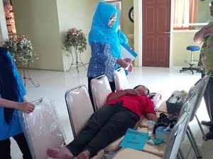 Ibu-ibu di Probolinggo Pingsan Antre Pembagian Zakat