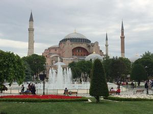 Potret Megahnya Arsitektur Masjid Hagia Sophia yang Dulunya Gereja Potret Megahnya Arsitektur Masjid Hagia Sophia yang Dulunya Gereja