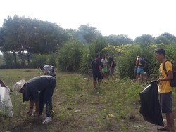 Semangatnya Puluhan Pemandu Wisata Bersih-bersih Pantai di Lombok Saat Ramadan