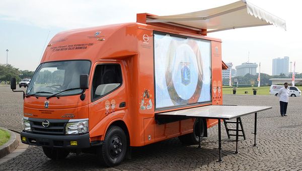 Hino Beri Mobil Panggung ke Dinas Kebersihan DKI