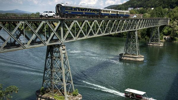 Mobil Menarik Kereta di Swiss