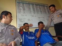 Mertua dan Menantu Kompak Produksi Mercon