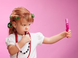 Masih Belia, Tapi si Kecil Hobi Bersolek? Psikolog: Itu Normal