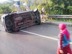 Sebuah Mobil Terbalik di KM 84 Tol Purbaleunyi Arah Bandung