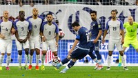 Lionel Messi mencatatkan namanya di papan skor usai sepakan bebasnya di depan kotak penalti pada menit ke 32 meluncur mulus ke pojok atas gawang Guzan. Bob Levey / Getty Images. Lionel Messi mencatatkan namanya di papan skor usai sepakan bebasnya di depan kotak penalti pada menit ke 32 meluncur mulus ke pojok atas gawang Guzan. Bob Levey / Getty Images.