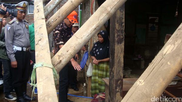 Ganjar Kunjungi Korban Banjir Bandang Banyumas