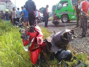 Pemotor Tabrakkan Diri ke Kereta di Perlintasan Tanpa Palang Pintu