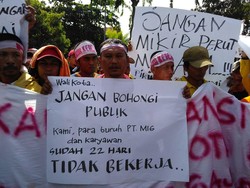 2 Bulan Gaji Tak Dibayar, Buruh Pengangkut Sampah Demo Kantor Walkot Pekanbaru