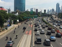 Pengendara Motor dan Mobil Tetap Santai Terobos Busway di Jl Gatot Subroto