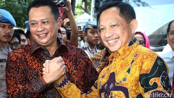 Komisi III DPR Berkunjung ke Kediaman Komjen Tito