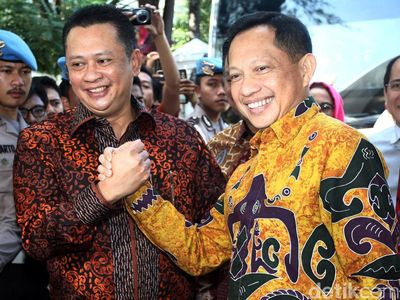 Komisi III DPR Berkunjung ke Kediaman Komjen Tito