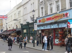 Rahasia Belanja Suvenir Murah di London