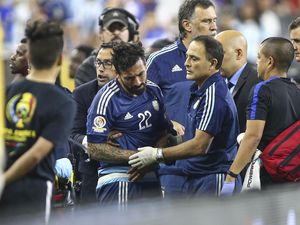 Cedera Lavezzi: Jatuh Usai Tabrak Papan Iklan, Siku Retak